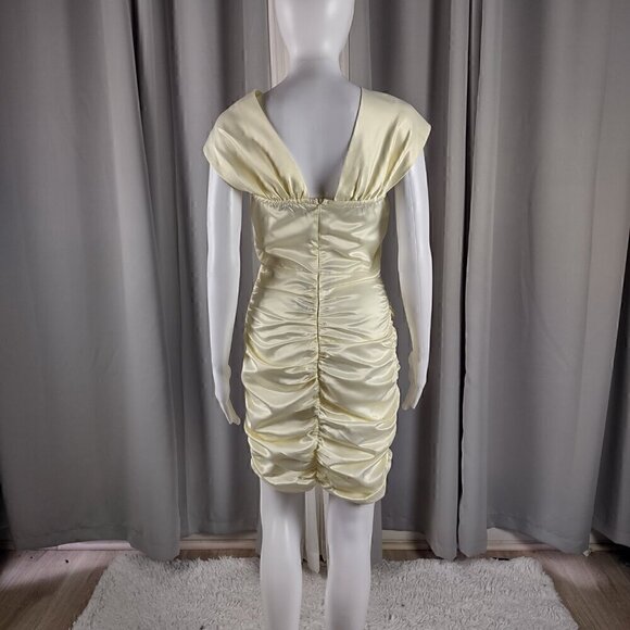 Pretty Little Thing Cream Ruched Cosert Detailed Bardot Bodycon Dress Sz 4 (NWT) - Picture 3 of 11